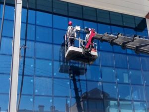 Vinç İle Dış Cephe Çalışmaları Vinç İle Dış Cephe Çalışmaları